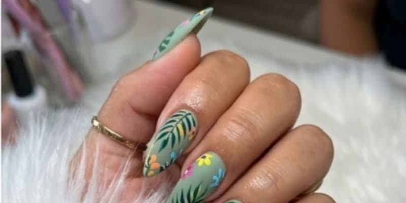 Deluxe Nail Salon