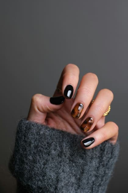 Acrylic vs Dip Powder Nails: Which Lasts Longer in 2026?