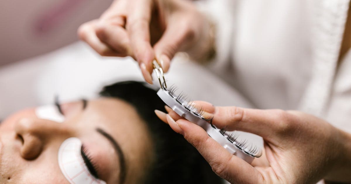 What to Know Before Your First Lash Extension Appointment